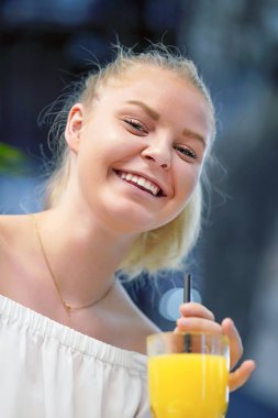 genç kız portakal suyu içme