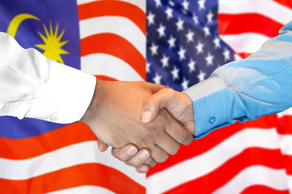 Handslag på Malaysia och oss flagga bakgrund. — Stockfoto