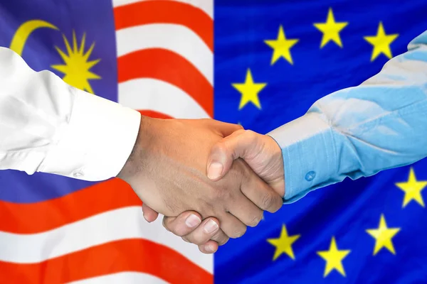 Handslag på Malaysia och Europeiska unionens flagga bakgrund. — Stockfoto