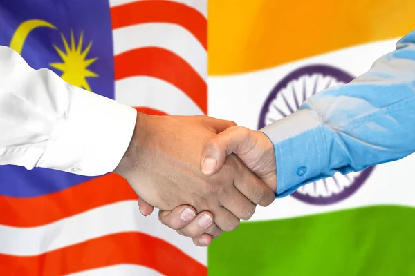 Handslag på Malaysia och Indien flagga bakgrund. — Stockfoto