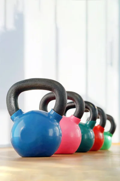 Πολύχρωμο kettlebells στο γυμναστήριο — Φωτογραφία Αρχείου