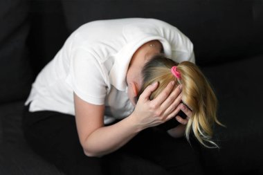 Aile içi şiddet. Ağlayan mutsuz kızın kostümü.