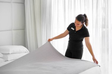 Otel odasında yatak yapma hizmetçi. Kahya yapımı yatak.