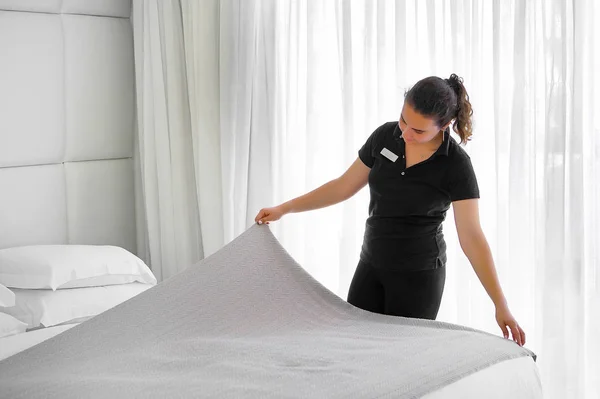 Szobalány, hogy ágy, szállodai szobában. Házvezetőnő gyártás ágy. — Stock Fotó
