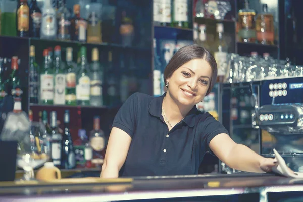 Attraente barista che versa un drink — Foto Stock
