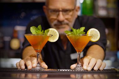 İki greyfurt kokteyli. Buzlu meyve suyu..