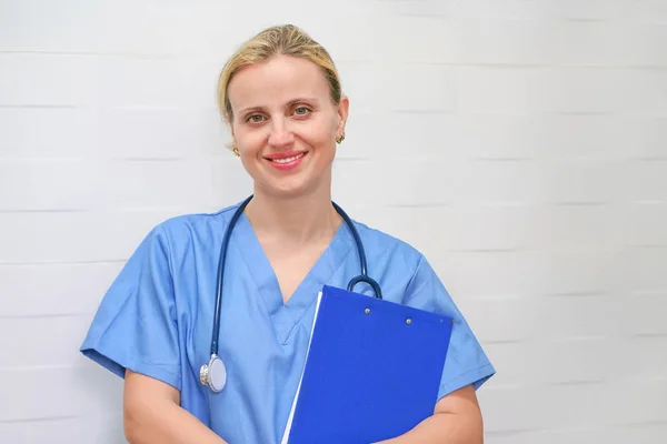 En kvinnlig läkare med en mapp som isolerad på vit bakgrund. — Stockfoto