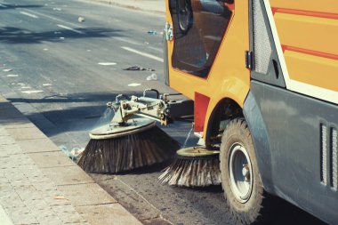 Sokaktaki sokak temizleme makinesi.