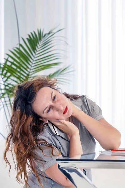 Boyun ağrısı yorgunluk bir kadın. Yorgun boyun. — Stok fotoğraf