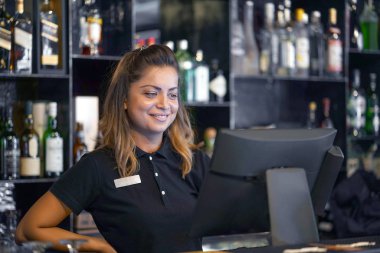 Garson yazar kasaya sipariş veriyor..