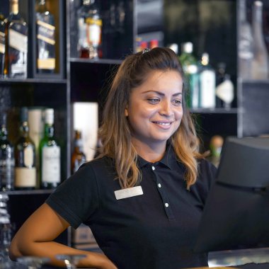 Garson yazar kasaya sipariş veriyor..