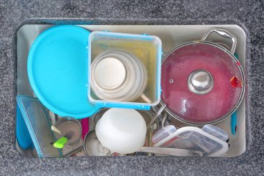 Kirli tabaklar batsın. Kirli bulaşıklar lavaboda. Her şey okunuyor.