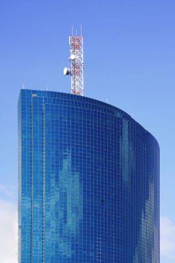 Bina penceresi kapanıyor. Yeni mahalledeki modern apartmanlar. Doku.