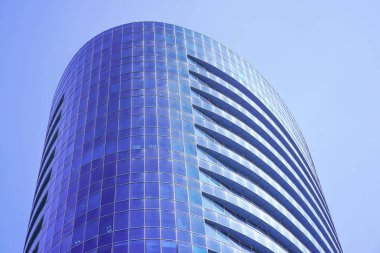 Bina penceresi kapanıyor. Yeni mahalledeki modern apartmanlar. Doku.