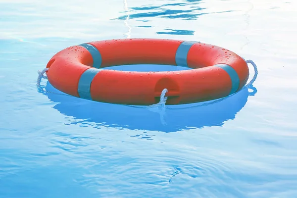 Lifebuoy pool ring float. Life ring in swimming pool. — 스톡 사진
