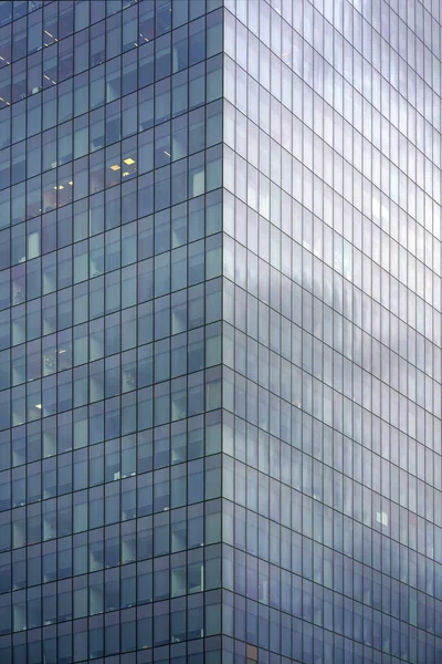 La ventana del edificio se cierra. Modernos edificios de apartamentos en el nuevo neig — Foto de Stock