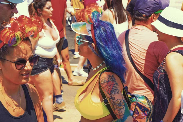 Kotiba xojayinining kozini yalaydi