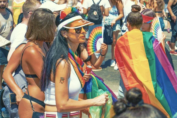Přehlídka lesbiček a gayů. lesbičky kráčející v gay hrdosti p — Stock fotografie
