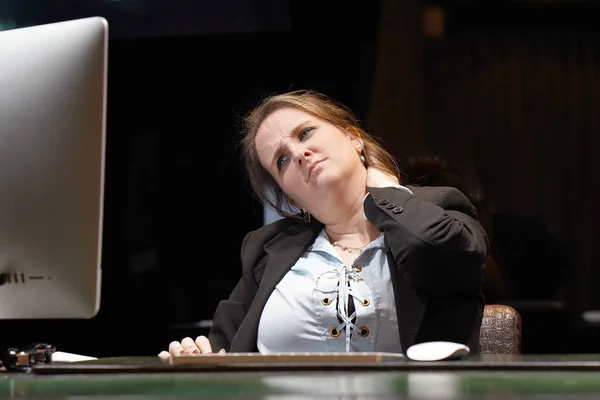 Fájdalom a nyak egy nő a fáradtság. Fáradt nyak. — Stock Fotó