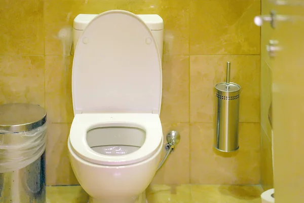 Wit toilet in de badkamer — Stockfoto