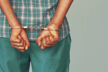 ceza elleri kelepçeli kilitli. yakından görmek