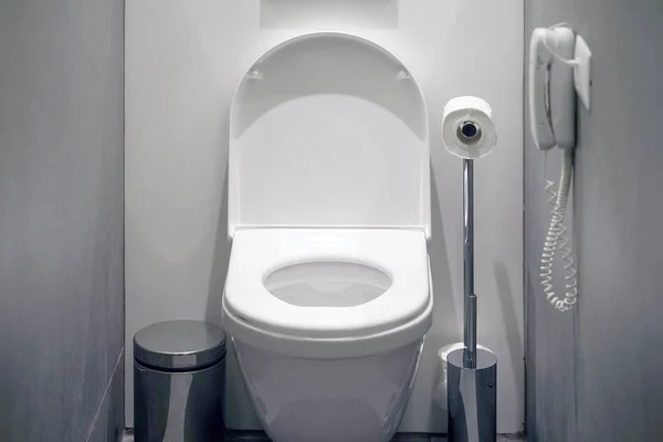 Vit toalett i badrummet — Stockfoto