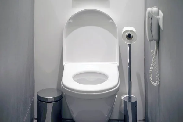 Wit toilet in de badkamer — Stockfoto