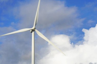 Elektrik üretimi için yel değirmeni.