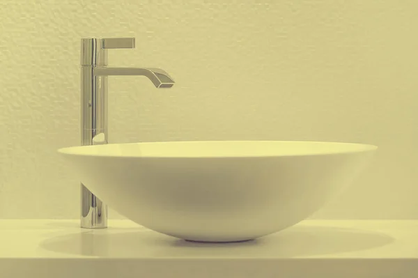 Moderno lavabo de baño blanco con grifo — Foto de Stock