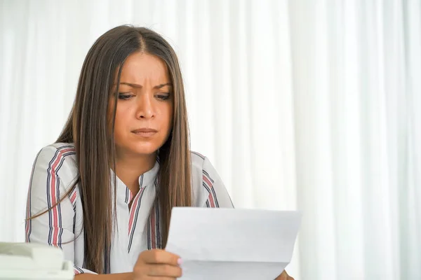 Seul à travailler au bureau avec beaucoup de documents. Crier et scr — Photo