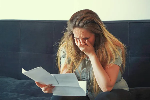 Femme d'affaires lisant un document dans un espace de travail . — Photo