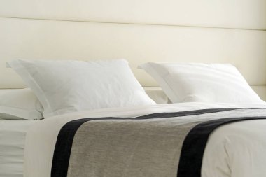 Bir otel yatak odası iç. Otelde modern yatak odası iç.
