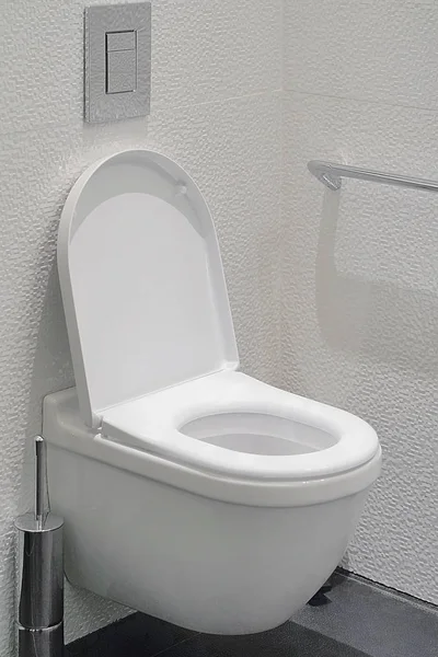 WC blanc dans la salle de bain — Photo