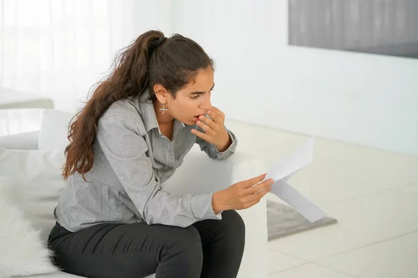 Femme d'affaires lisant un document dans un espace de travail . — Photo