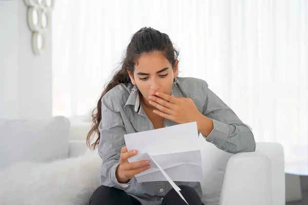 Femme d'affaires lisant un document dans un espace de travail . — Photo