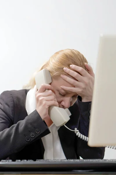 Složený obraz podnikatelka ve stresu v práci — Stock fotografie