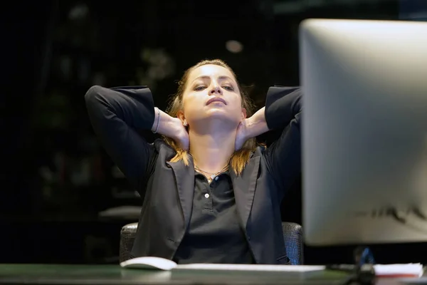 Dor no pescoço de uma mulher por fadiga. Pescoço cansado . — Fotografia de Stock