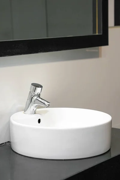 Modernes weißes Waschbecken mit Wasserhahn. Innenraum des Badezimmers mit Witz — Stockfoto