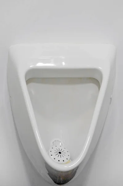 Weiße Toilette im Badezimmer. öffentliche Toilette im Flughafen oder Restaurant, Café. — Stockfoto