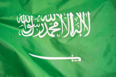 Suudi Arabistan bayrağı. Suudi Arabistan bayrağı rüzgarda dalgalanıyor.