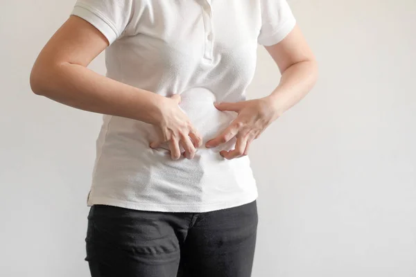 Dolor de vientre, indigestión o menstruación. Mujer que sufre de dolor de estómago fuerte dolor abdominal . — Foto de Stock