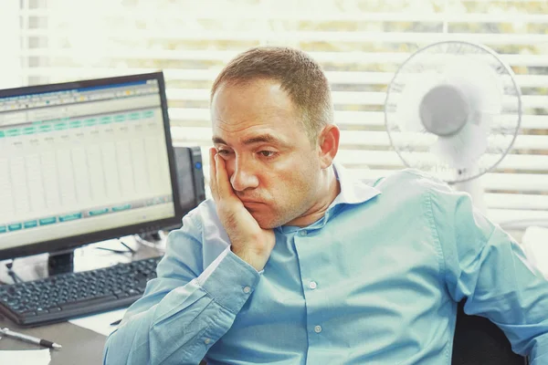 De manager is ongelukkig. Het begrip eenzaamheid en verlies — Stockfoto