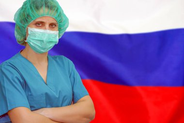 Rusya bayrağının arka planında kadın cerrah. Rusya 'da sağlık, ameliyat ve tıbbi konsept.