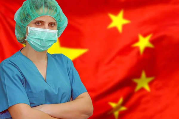 Kvinna kirurg på bakgrunden av Kina flaggan. Sjukvård, kirurgi och medicinska koncept i Kina. — Stockfoto