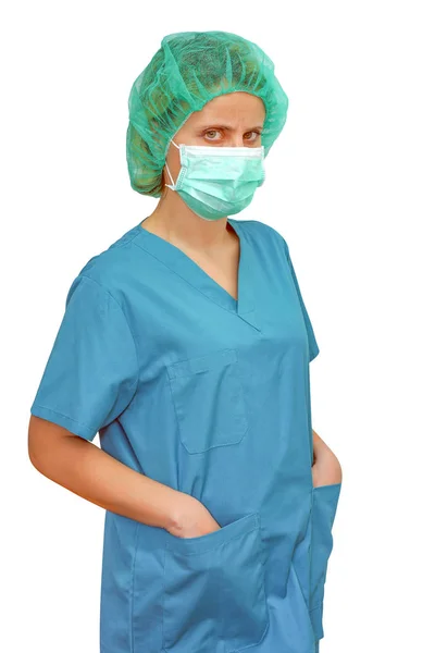 Chirurg nebo lékař v masce a klobouku se dívá na kameru izolovanou na bílém pozadí. — Stock fotografie