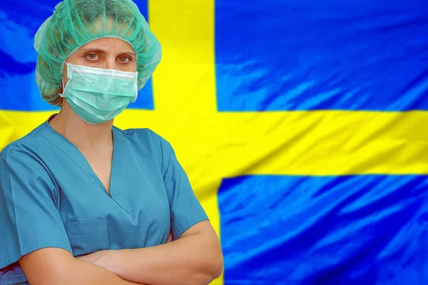 Kvinna kirurg på bakgrunden av Sverige flaggan. Vård, kirurgi och medicinskt koncept i Sverige. — Stockfoto