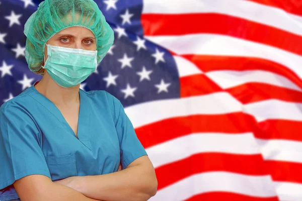Kvinna kirurg på bakgrunden av Förenta staternas flagga. Sjukvård, kirurgi och medicinska koncept i Oss. — Stockfoto