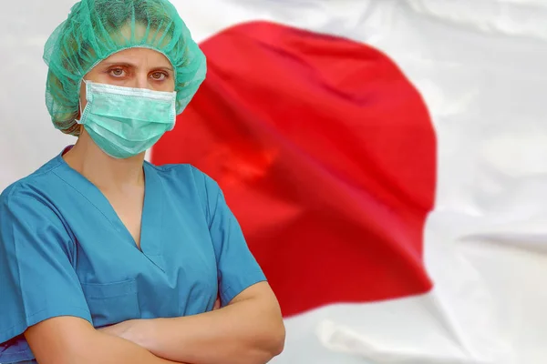 Kvinna kirurg på bakgrunden av Japan flaggan. Hälso- och sjukvård, kirurgi och medicinskt koncept i Japan. — Stockfoto