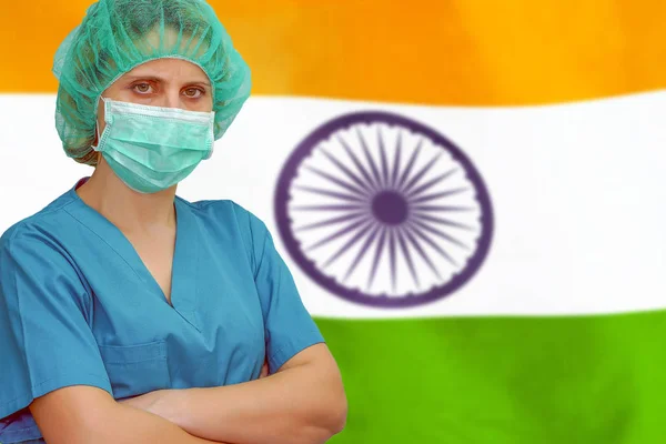 Žena chirurg na pozadí indické vlajky. Zdravotní péče, chirurgie a lékařské koncepce v Indii. — Stock fotografie