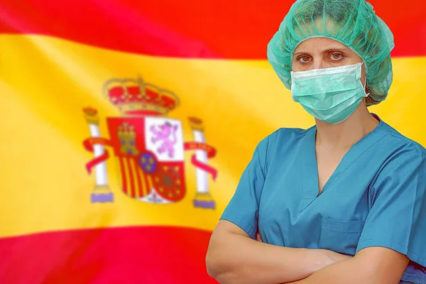 Uma mulher cirurgiã no fundo da bandeira espanhola. Saúde, cirurgia e conceito médico na Espanha . — Fotografia de Stock